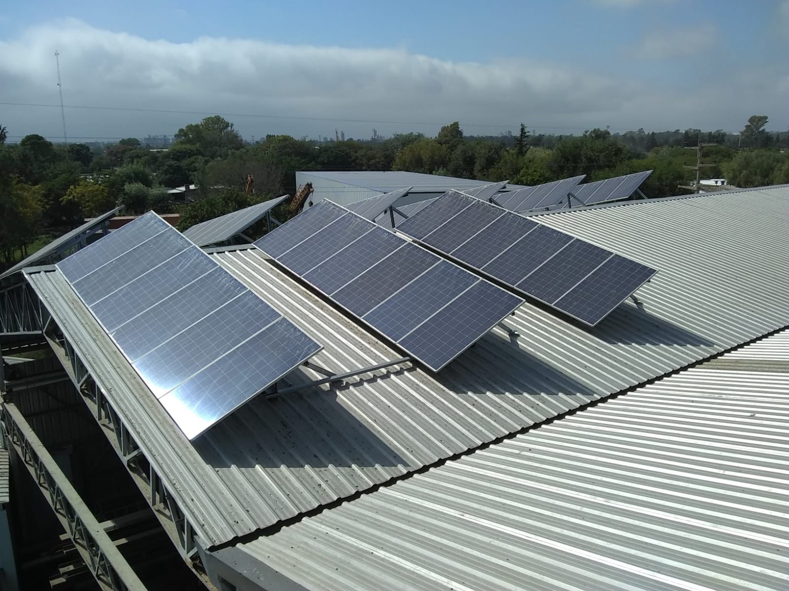 Paneles solares sobre techo de chapa