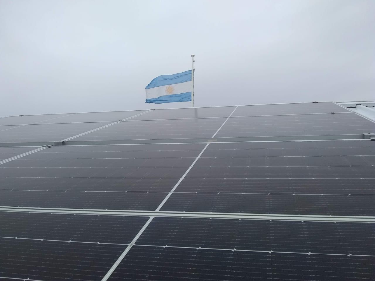 Paneles solares con bandera argentina