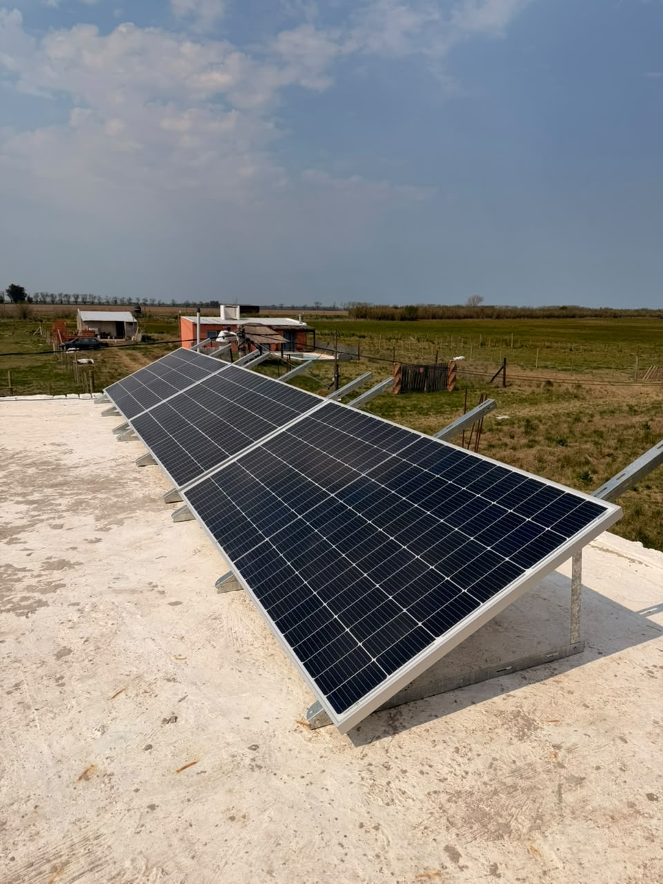 Paneles solares sobre losa en el campo